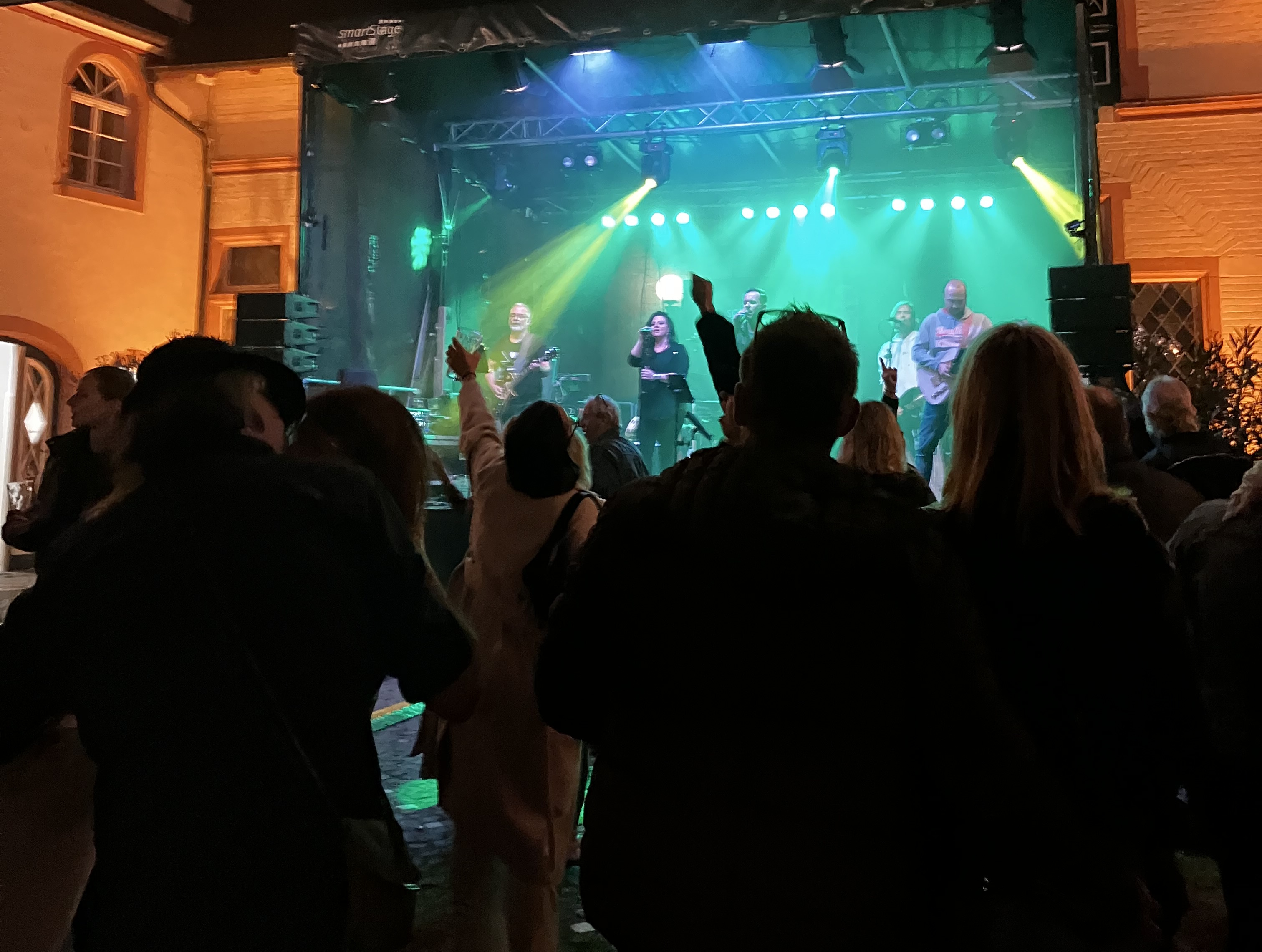Bild: LIVEMUSIK im Schlosshof mit der Band HOSSA