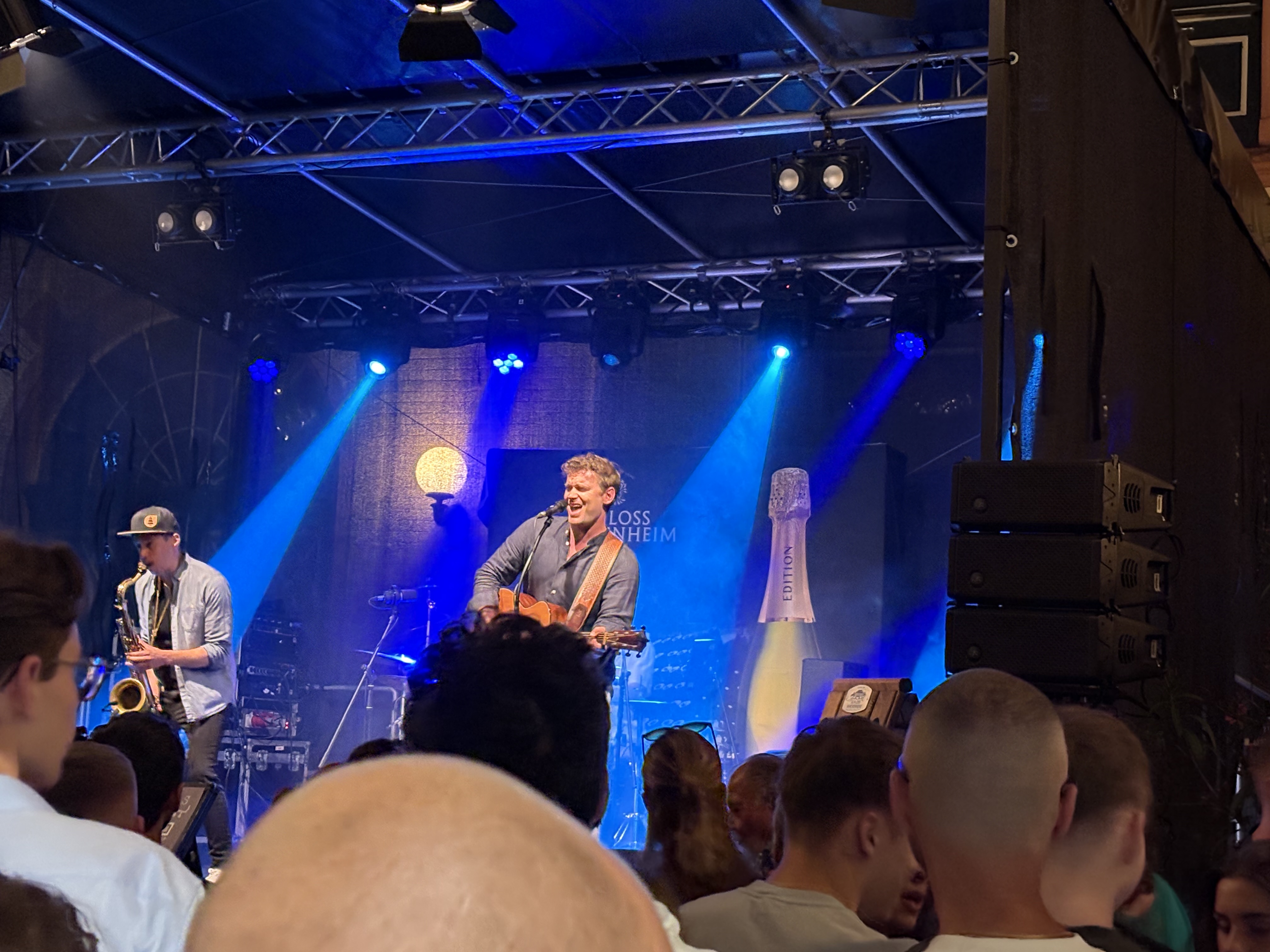 Bild: LIVEMUSIK im Schlosshof mit Sebastian Linzenmeyer und seiner Band Grenzenlos Musik