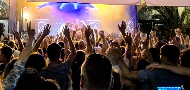 Bild: LIVEMUSIK im Schlosshof mit der Band SAFTWERK